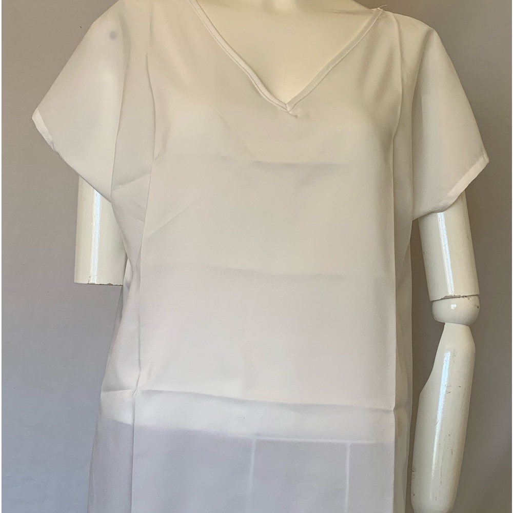 V neckline white short sleeve top